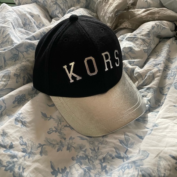 MICHAEL KORS BASEBALL CAP NWT - Picture 2 of 7